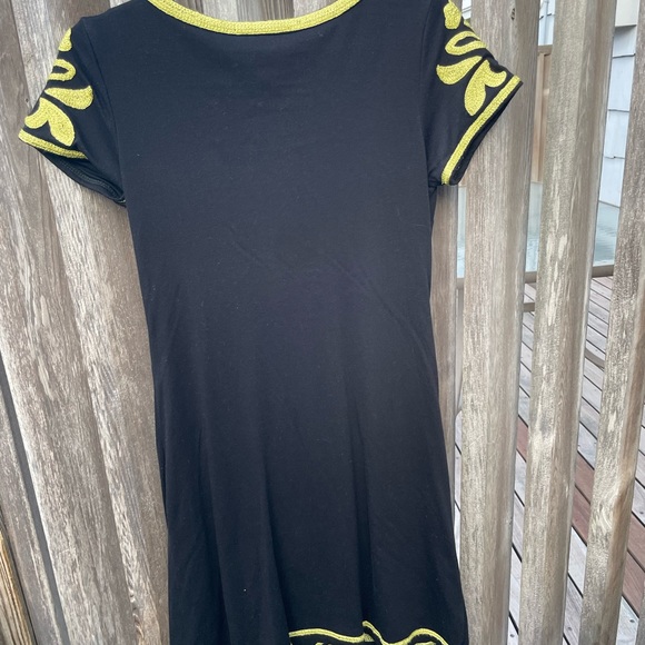 Beautiful fitted dress with embroidery throughout front and sleeves and hem - Picture 2 of 4